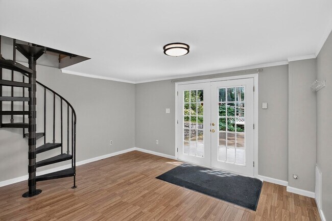 Building Photo - 261 Eisenhower Dr