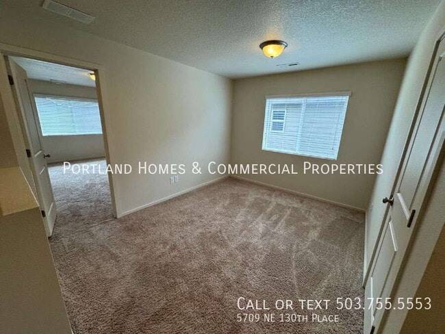 Building Photo - 5709 NE 130th Pl