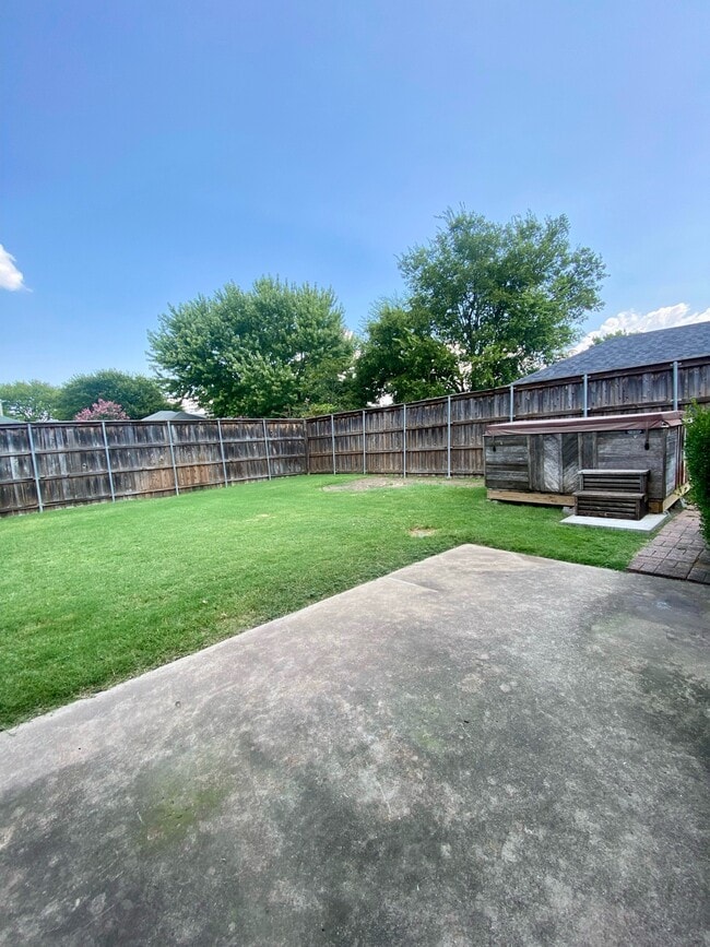 Building Photo - 2217 Brookside Dr