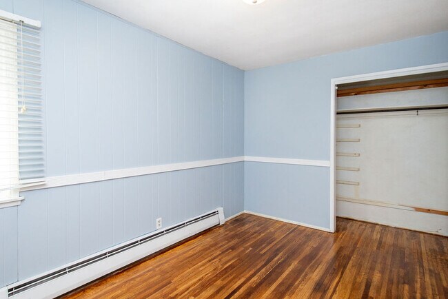 Building Photo - 206 5th Ave E