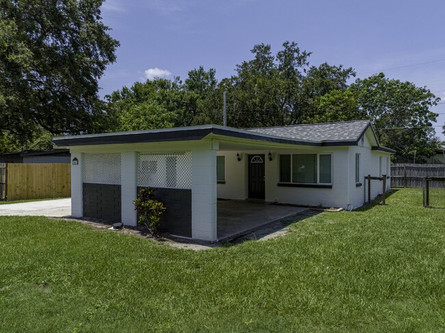 Building Photo - Central Lakeland Home with big yard!