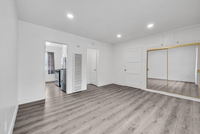 Building Photo - 122 Elm Ave