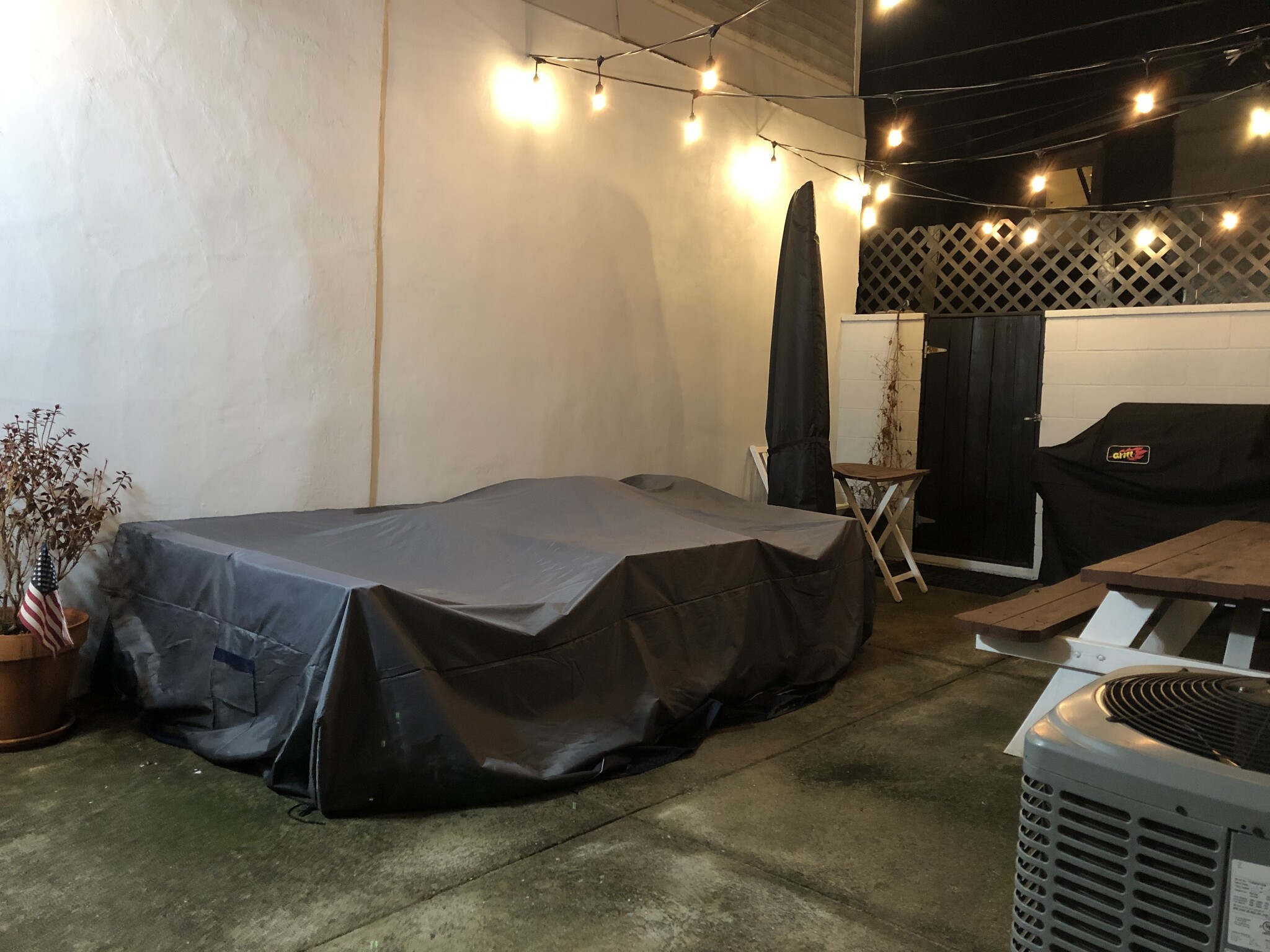 Backyard with patio set covered - 524 Dudley St