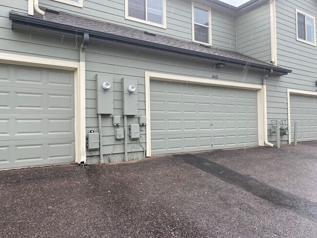 Building Photo - 3 bed 3 bath townhome - Ready 4/10/26