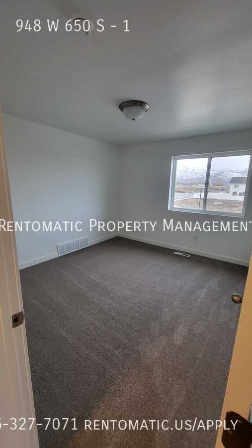 Building Photo - 948 W State Rd