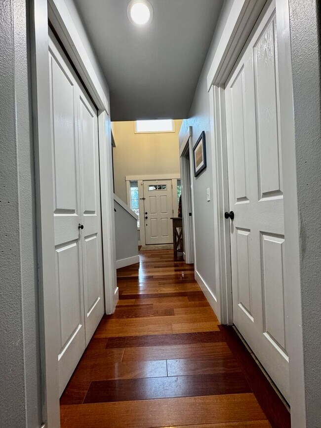 Building Photo - Silverdale 2 Story Home 4bed 2.5 bath