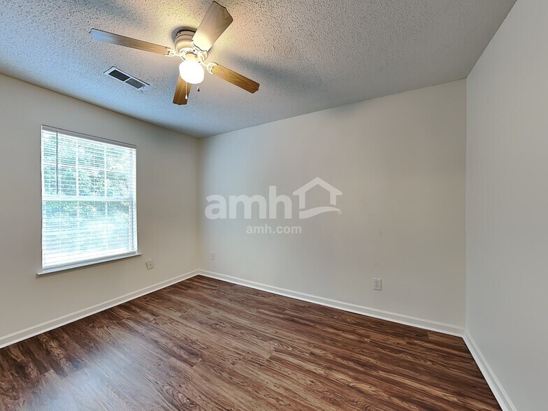 Building Photo - 505 Kingsman Ln