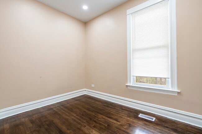 Building Photo - 1540 N Keeler Ave