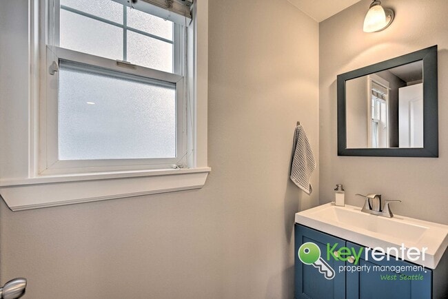 Building Photo - Beautifully Renovated 3 Bed Townhome in Prime North Seattle Location