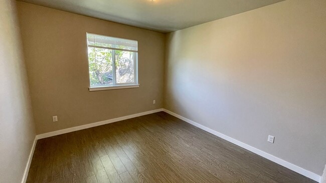 Building Photo - Beautiful 3 Bedroom Duplex with Garage!