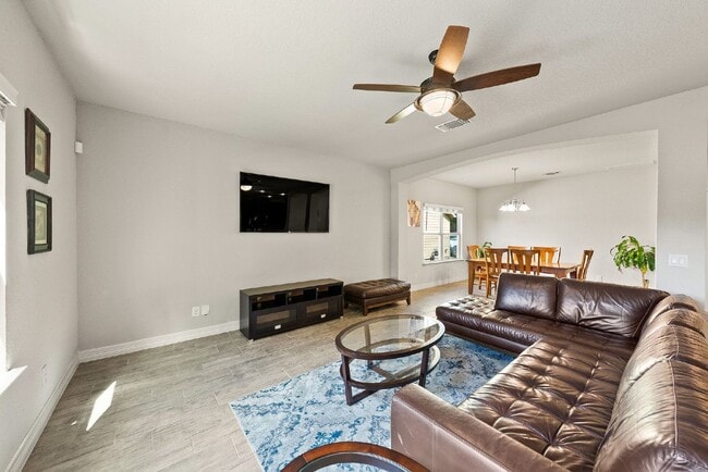 Building Photo - 2 WEEKS FREE RENT w/ 12 Month Lease!!!!!