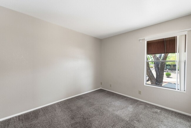 Building Photo - Beautiful 2-bedroom, 2-bath condo in the highly desirable Quail Run community!