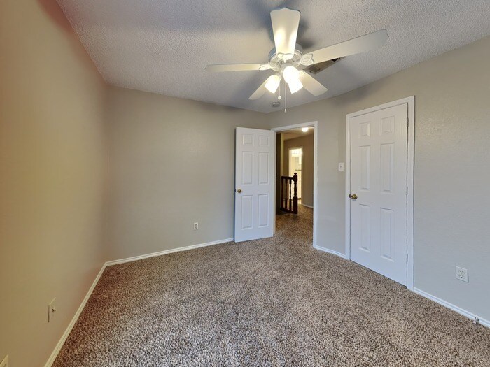 Building Photo - 104 NE Timber Ridge Dr