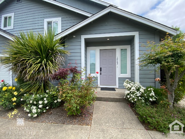 Building Photo - 2BD/2BA Upstairs Duplex with Garage