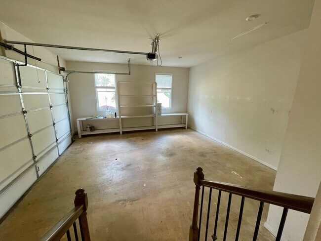 Building Photo - Gorgeous 5 bedroom 3.5 bath home in desira...