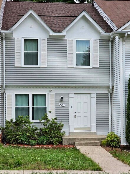 Front view - 323 Felsted Ct