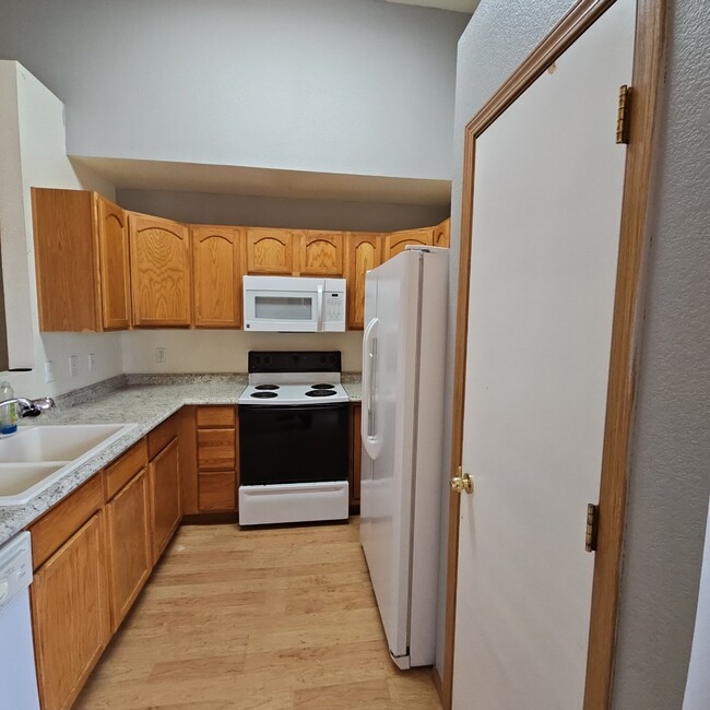 Building Photo - 3 bedroom 2 car garage - Middle Bay Way