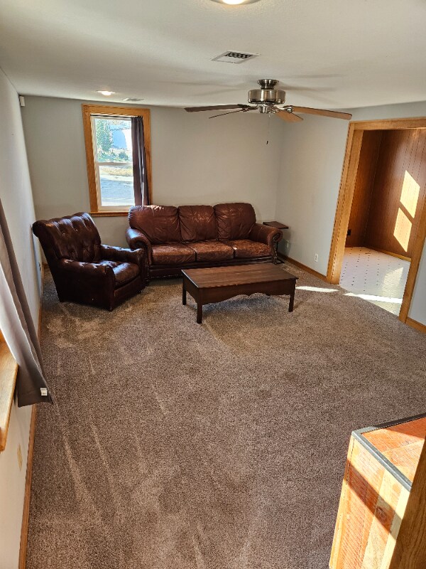 Building Photo - 116 Morse St N