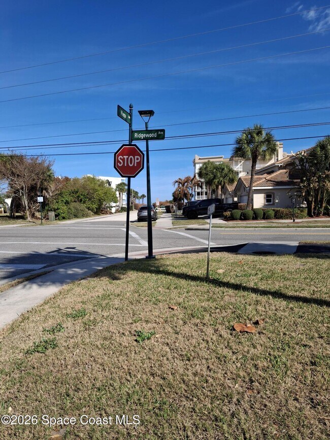 Building Photo - 7165 Ridgewood Ave