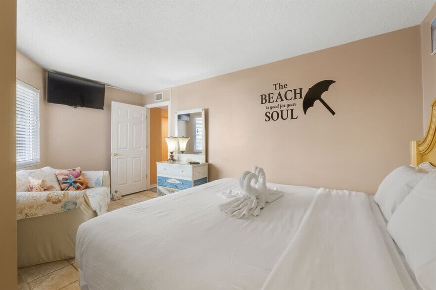 Building Photo - 8815 Thomas Dr