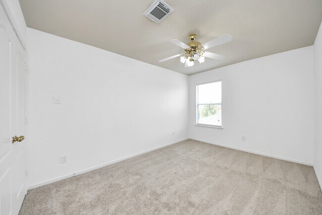 Building Photo - 13114 Oak Ledge Dr