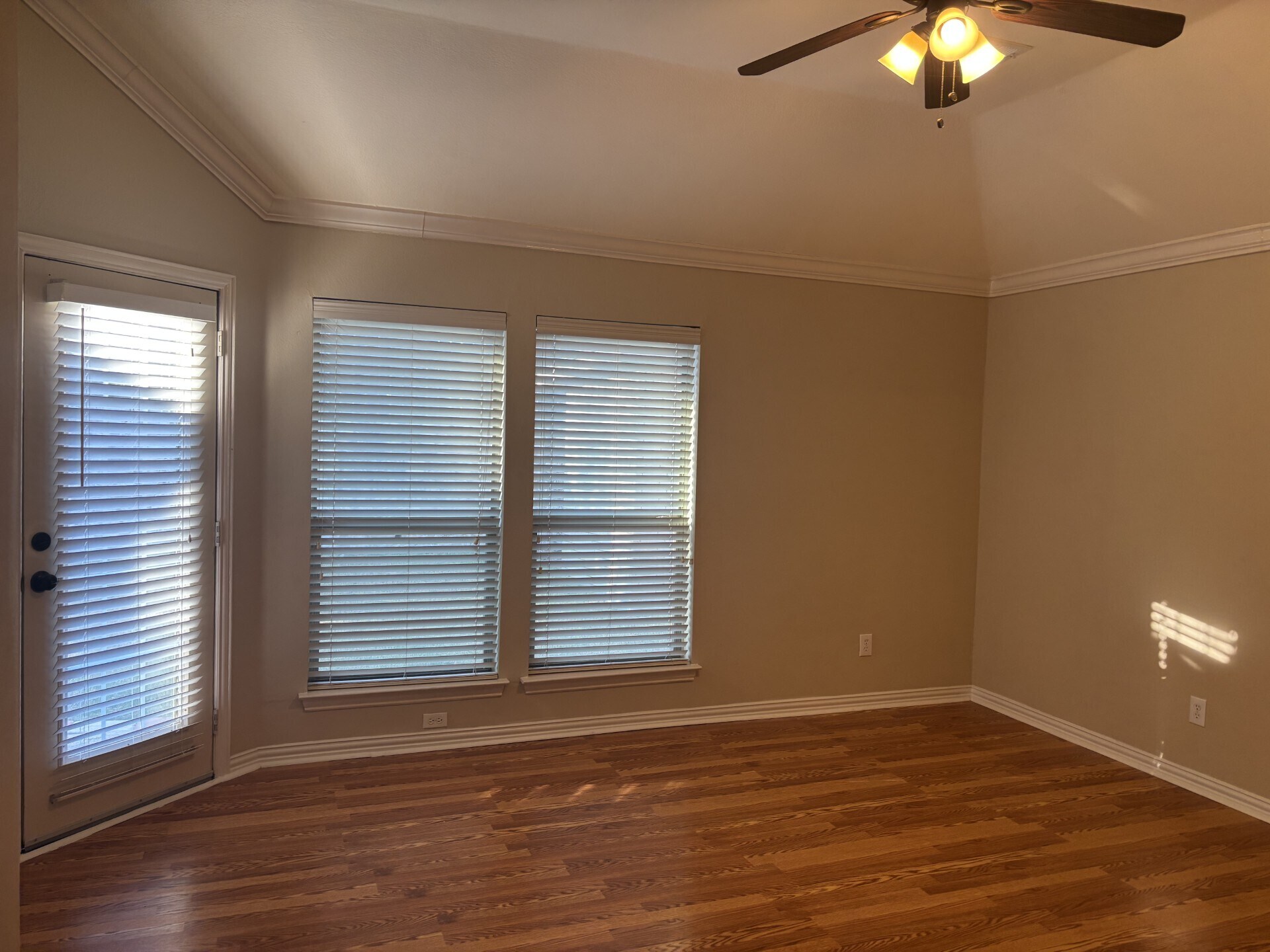 Building Photo - 552 Palomino Way