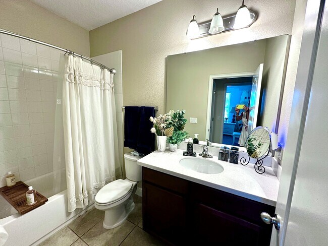Upstairs full bathroom - 1220 Lobelia Dr