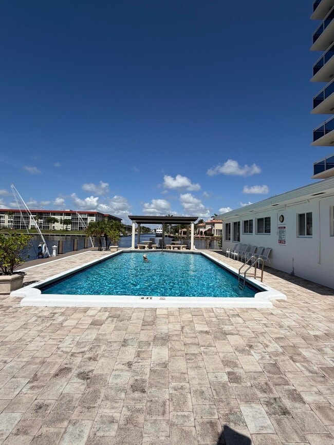 Building Photo - 1160 Hillsboro Mile