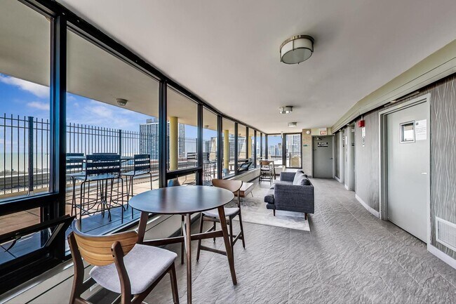 Building Photo - 2930 N Sheridan Rd