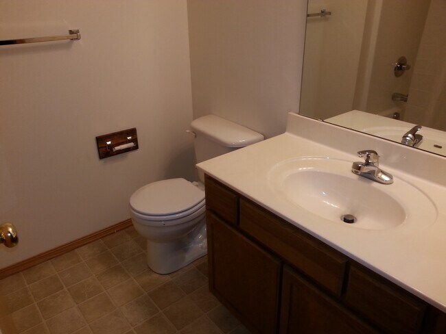 Building Photo - Executive Rental 2 Bedroom 2 Bath 2 Car Garage Duplex