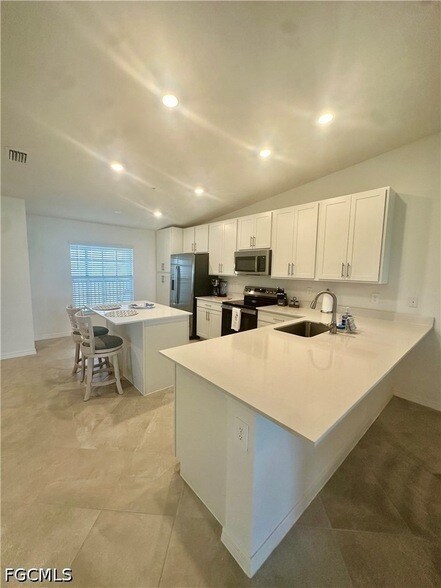 Building Photo - 15265 Grn Acrs Ave