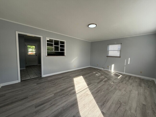 Building Photo - 3 Bedroom 1.5 Bathroom Home Located in Greeneville, TN