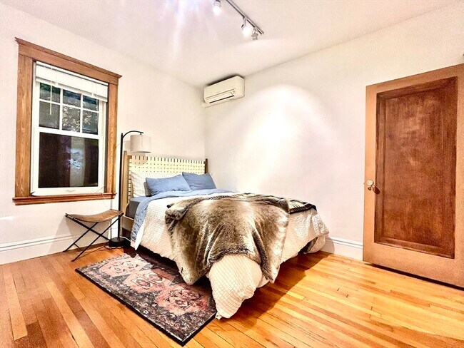 Building Photo - 12 Lawrence Rd