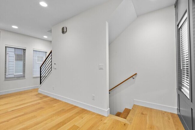 Building Photo - Stunning Ultra-Modern Central District Townhome w/ Air Conditioning
