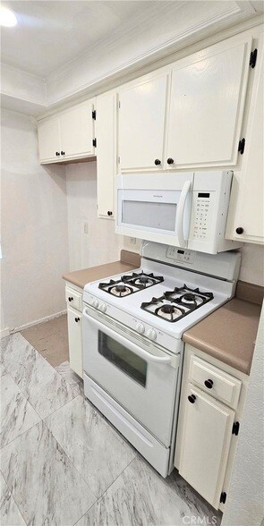 Building Photo - 630 W Dryden St