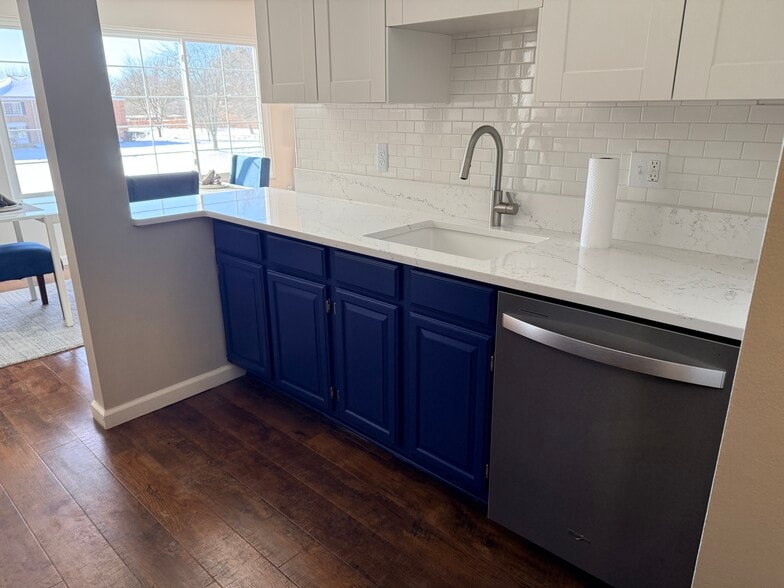 Building Photo - 670 E Fox Hills Dr