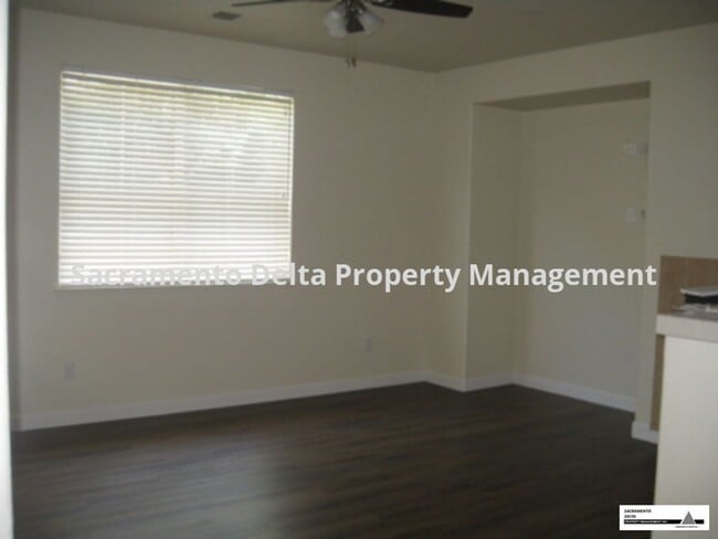 Building Photo - Spacious 3 Bed/2.5 Bath Home in a Great Lo...