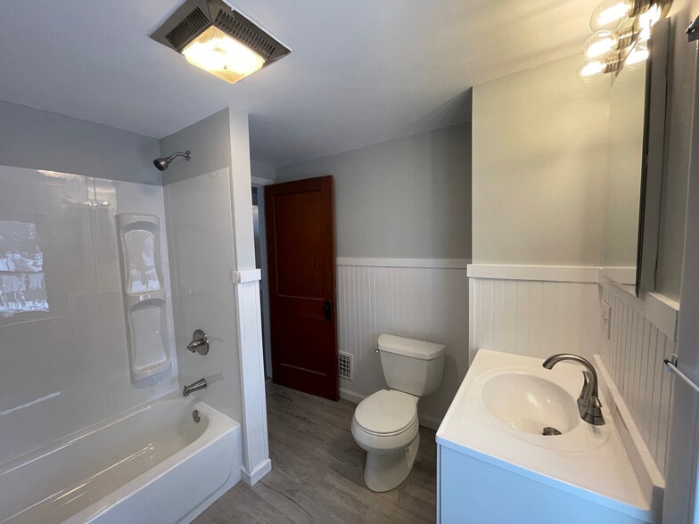 Building Photo - 104 Lynhurst Ave