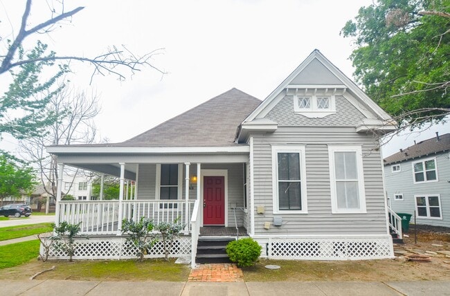 Building Photo - 1707 Sabine St