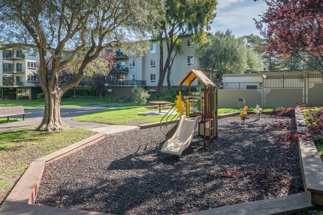 Building Photo - Courtyard one bedroom at Woodlake