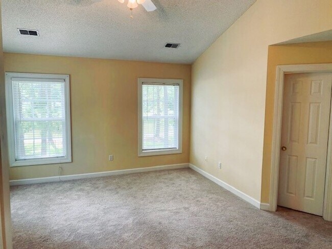 Building Photo - Location: Beautiful 3 bedroom, 2.5 bathroom single family home in Eagles Pointe Bluffton SC!