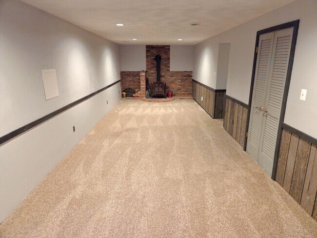 Building Photo - Charming 2-Level, 3 Bed 2 Bath Home In Much Sought After Chalet Woods Location