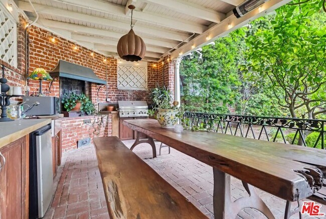 Building Photo - 516 S Rimpau Blvd