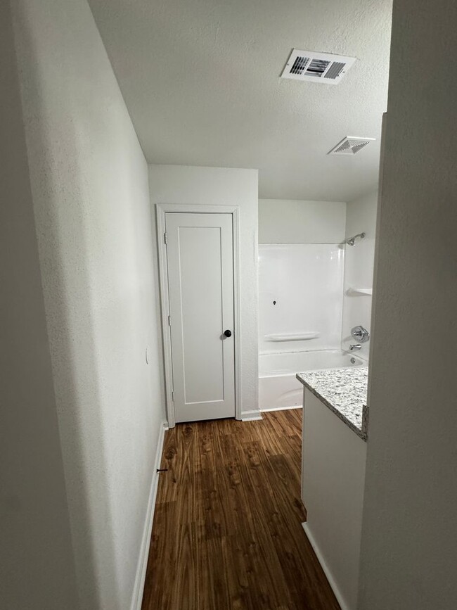 Building Photo - 3/1  apartment in Trumann available now!