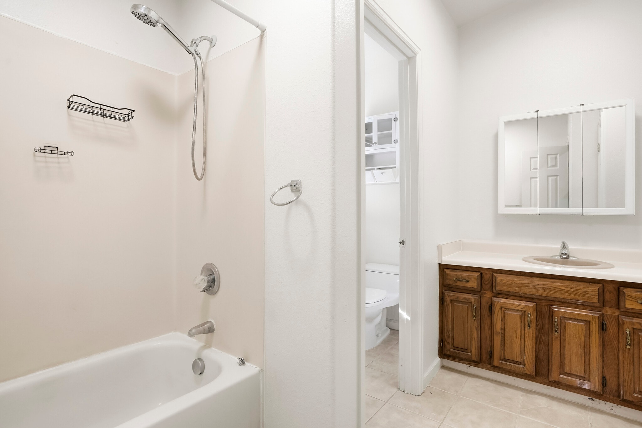 Full bathroom - 256 W Jefferson Ave