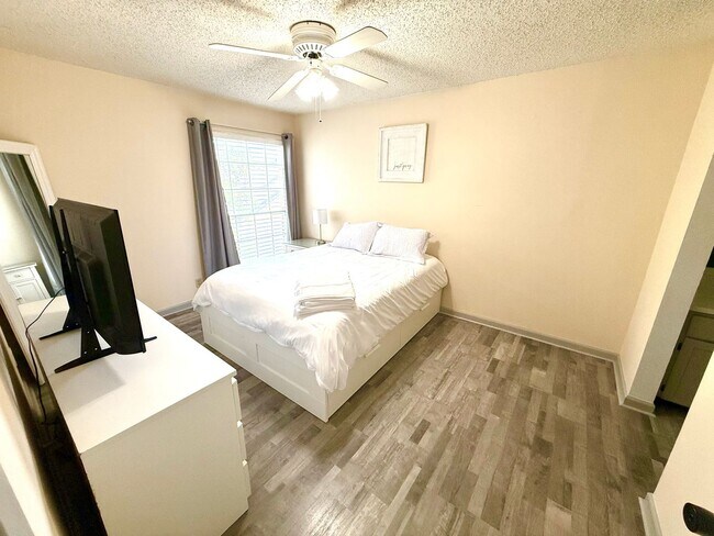 Building Photo - AVAILABLE NOW! 3rd Floor 1 Bedroom / 1 Bat...