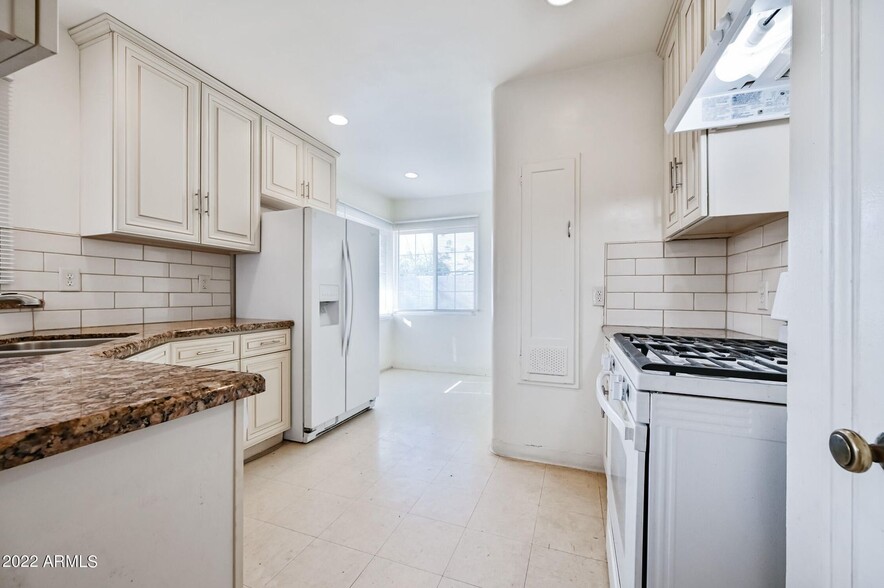 UPDATED KITCHEN W GRANITE COUNTERTOPS - 340 E Virginia Cir