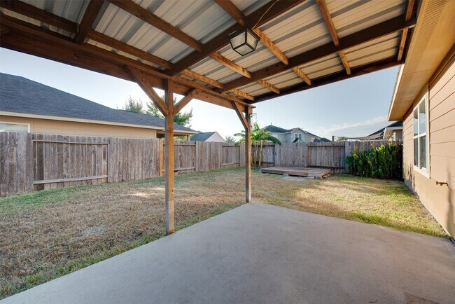 Building Photo - 2410 Lakecrest Town Dr