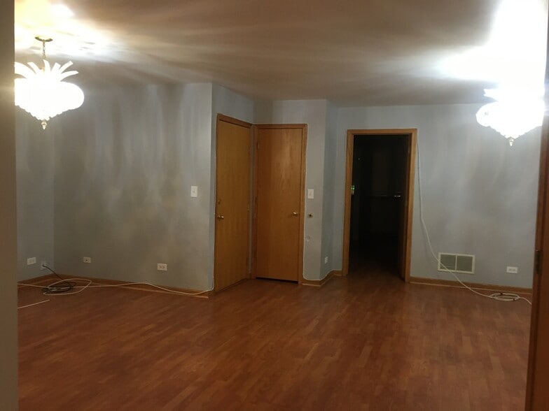 Building Photo - 5912 S Archer Ave
