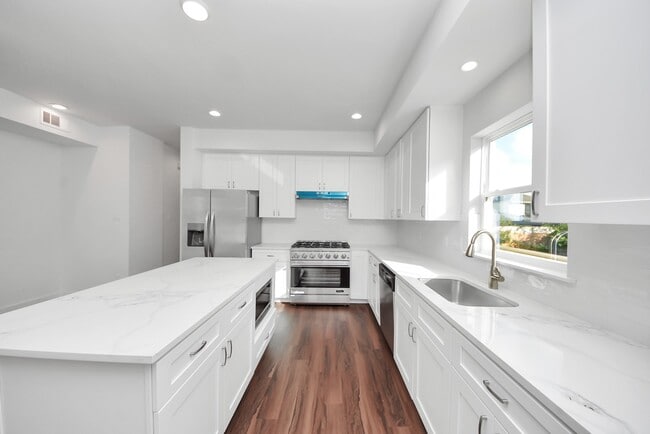 Building Photo - 611 E 39th St